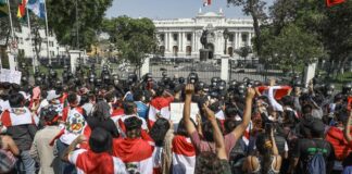 El 49 % de los peruanos siguen indecisos ante la segunda vuelta electoral