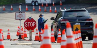 Estados de EE.UU. restringen actividades por covid frente al silencio de Trump calle EUA