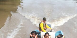 Hasta en lancha Cuerpo de Bomberos realiza evacuaciones preventivas en El Progreso,Yoro
