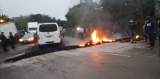 La carretera salida al sur amanece tomada por manifestantes exigiendo reparación de calle