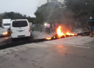 La carretera salida al sur amanece tomada por manifestantes exigiendo reparación de calle