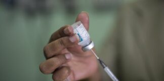 OMS dice que interrupciones temporales de ensayos de vacunas son habituales