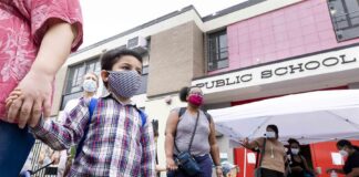 Nueva York cerrará las escuelas públicas por el aumento de casos de covid-19