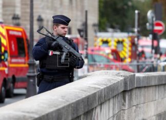 Miles de personas protestan contra la ley gala que limita grabar a policías