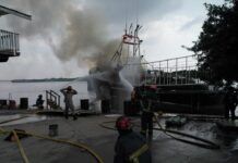 Dos personas muertas deja explosión de embarcación de carga en Roatán, Islas de la Bahía