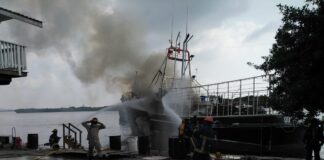 Dos personas muertas deja explosión de embarcación de carga en Roatán, Islas de la Bahía