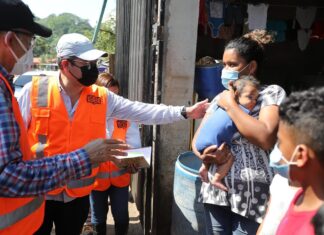 Presidente Hernández visita a los afectados por las lluvias en El Calán, Villanueva