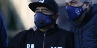 El médico de Maradona dice que el exfutbolista está lúcido y mejora