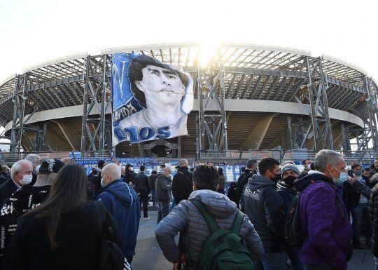 Nápoles honra a Maradona y Argentina con especial camiseta blanca y celeste
