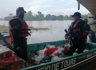 Miembros policiales realizan evacuación y rescate de damnificados