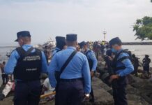 Policía Nacional dispersa a decenas de personas que intentaban saquear barco encallado en la zona norte