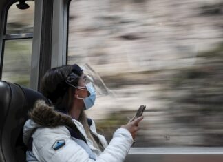 Los primeros turistas en volver a Machu Picchu tras cuarentena llegan en tren