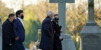 Biden comienza la jornada electoral con una visita a la tumba de su hijo