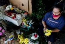 Día de los Difuntos tampoco colma las expectativas de las floristas. mujer vende arreglos florales