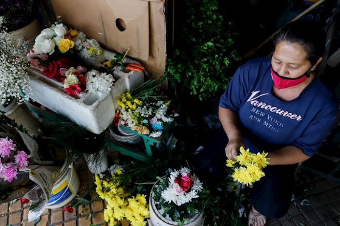 mujer vende arreglos florales