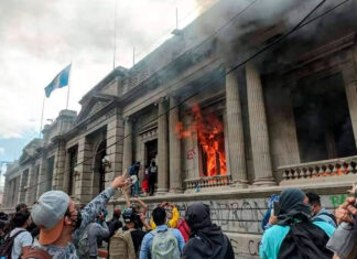 Diputado sospecha de «infiltrados» en la quema del Congreso de Guatemala manifestantes guatemala