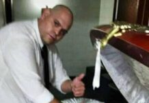 Pide perdón empleado de funeraria tras sacarse una foto con Maradona muerto