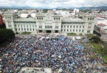 Guatemaltecos protestan por tercera semana consecutiva contra el presidente