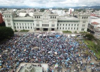 Guatemaltecos protestan por tercera semana consecutiva contra el presidente