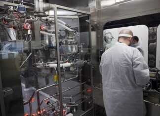 La producción de la vacuna de la covid-19, un reto en el que España participa farmacia