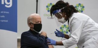 Joe Biden recibe la vacuna de la covid en público y cita que «No hay nada de qué preocuparse» Joe Biden