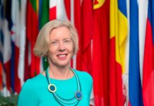 La directora de la EMA alerta de que los europeos están “mejor protegidos» con una vacuna autorizada Emer Cooke