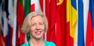 La directora de la EMA alerta de que los europeos están “mejor protegidos» con una vacuna autorizada Emer Cooke