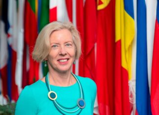 La directora de la EMA alerta de que los europeos están “mejor protegidos» con una vacuna autorizada Emer Cooke