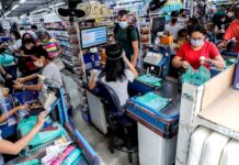 Miles de personas ultiman compras en un Sao Paulo con la covid en alta compra