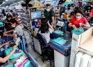 Miles de personas ultiman compras en un Sao Paulo con la covid en alta compra