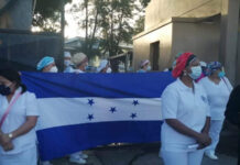 Enfermeras y enfermeros realizan paro de labores en el Hospital de Santa Bárbara