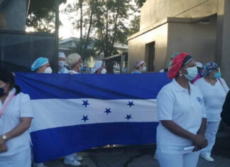 Enfermeras y enfermeros realizan paro de labores en el Hospital de Santa Bárbara