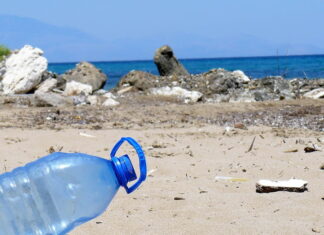 Botellas con antena ayudan a estudiar contaminación de los ríos con plásticos
