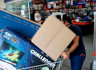 Las compras navideñas abarrotan centros comerciales pese a la pandemia