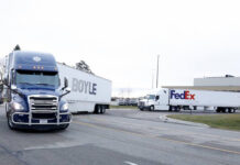 Los primeros camiones con la vacuna de Moderna salen hacia hospitales de EE. UU.