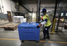 Los primeros camiones comienzan a distribuir la vacuna de Pfizer en EE.UU.