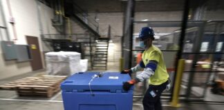 Los primeros camiones comienzan a distribuir la vacuna de Pfizer en EE.UU.