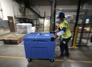 Los primeros camiones comienzan a distribuir la vacuna de Pfizer en EE.UU.