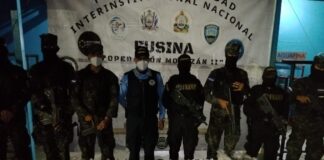Autoridades policiales y militares decomisan droga y otros objetos de peligro en Centro Penal de La Ceiba, Atlántida