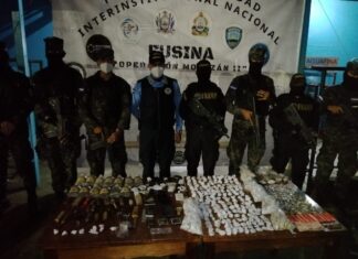 Autoridades policiales y militares decomisan droga y otros objetos de peligro en Centro Penal de La Ceiba, Atlántida