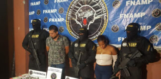 Pareja es detenida con al menos 100 bolsitas de supuesta marihuana en San Lorenzo, Valle