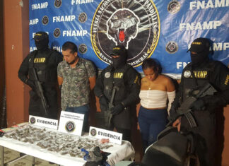 Pareja es detenida con al menos 100 bolsitas de supuesta marihuana en San Lorenzo, Valle