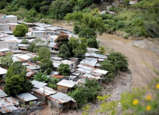 Damnificados en el norte de Honduras siguen inundados y clamando por ayuda