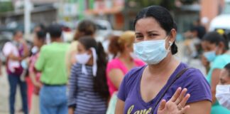 Hondureños reciben Bono Vida Mejor en el departamento de Colón