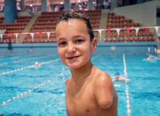Ismail, un niño de 10 años, sin brazos, «Deportista del Año» en Bosnia
