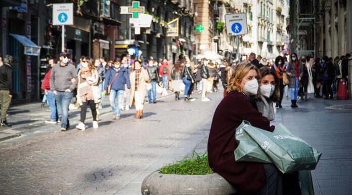 Italia suma 13.000 contagios y supera las 20 millones de dosis de la vacuna