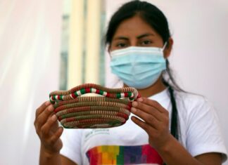 Lencas de Honduras exhiben creaciones en un programa financiado por Andalucía