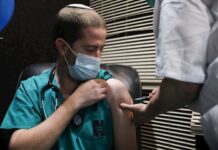 Israel arranca su campaña de vacunación masiva con el personal sanitario