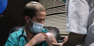 Israel arranca su campaña de vacunación masiva con el personal sanitario