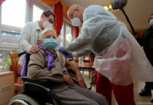 Mujer de 101 años, residente en un asilo, vacunada por adelantado en Alemania